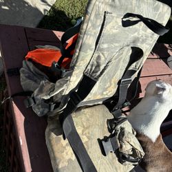 Deerstand seat with cushion straps and extra pockets
