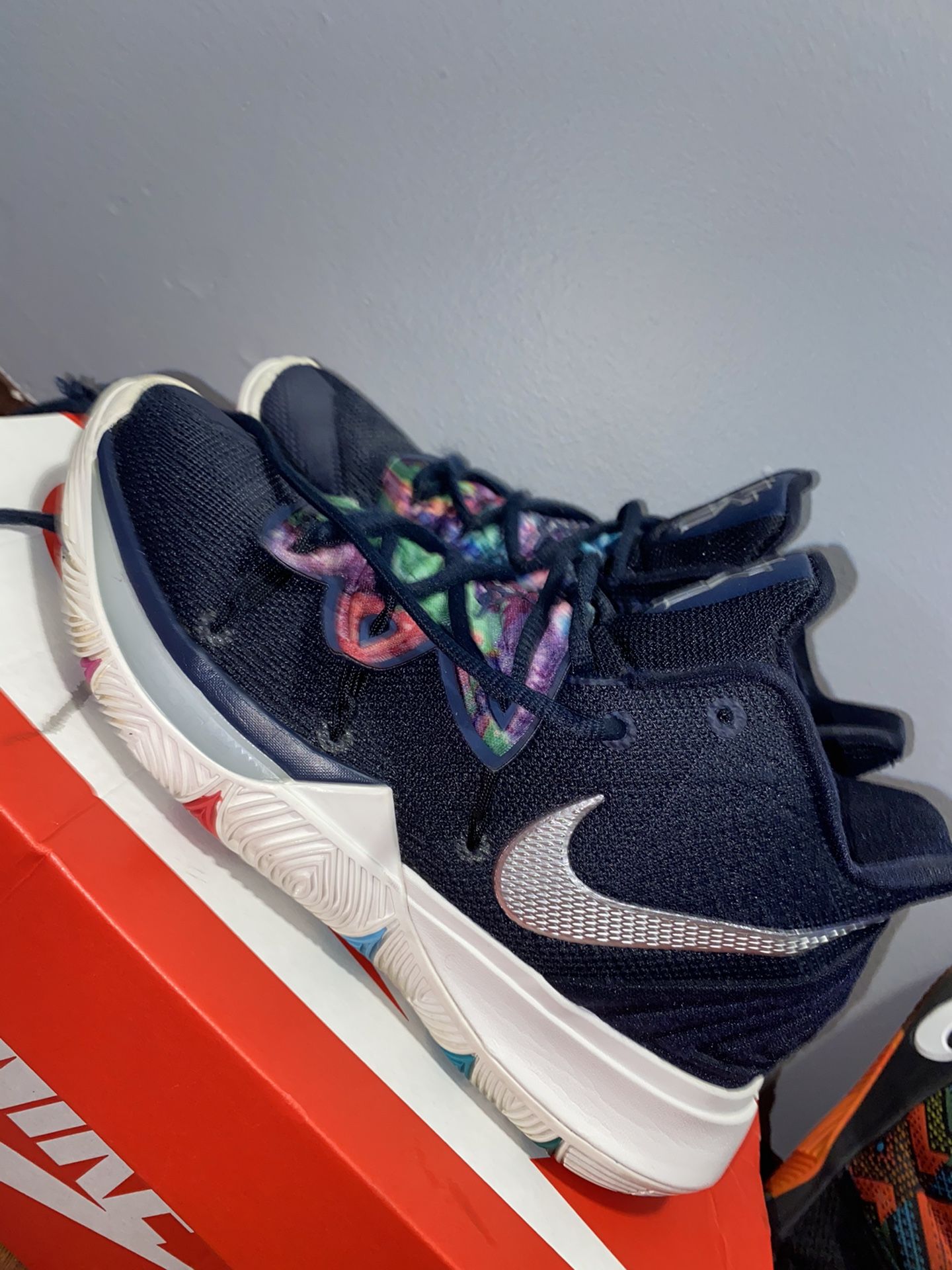Mens Nike Kyrie 5 Size 7 Galaxy Black Multi Color AO2918-900