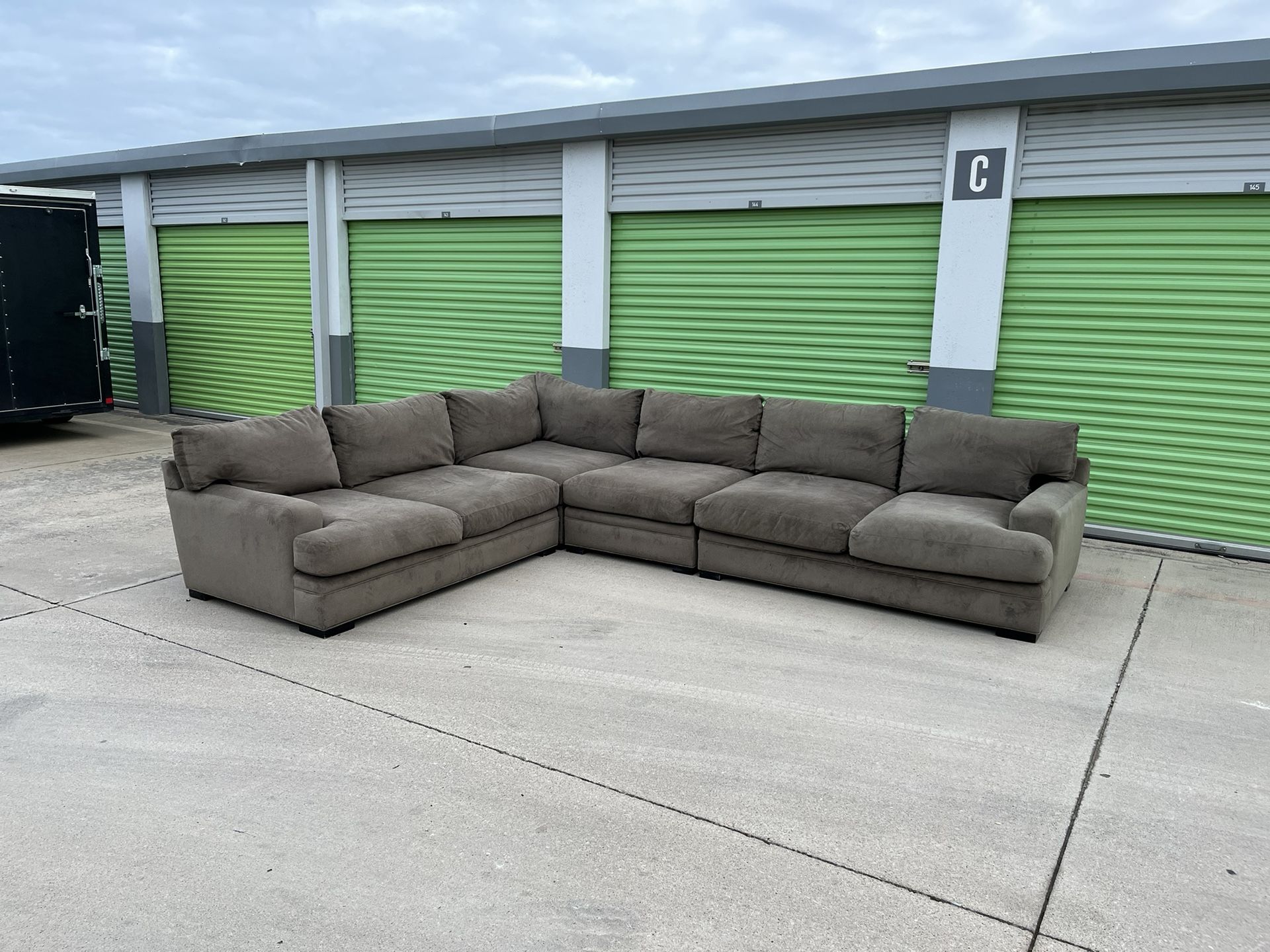 *FREE DELIVERY* HUGE Deep Seated Sectional Couch by Cindy Crawford 🔥