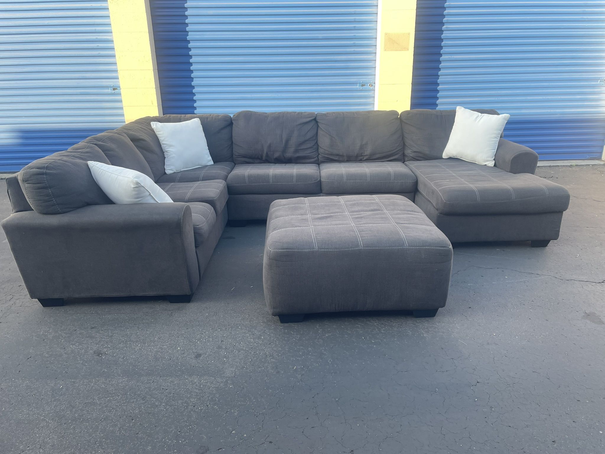 FREE DELIVERY!!! Gray 3 piece sectional couch with ottoman 