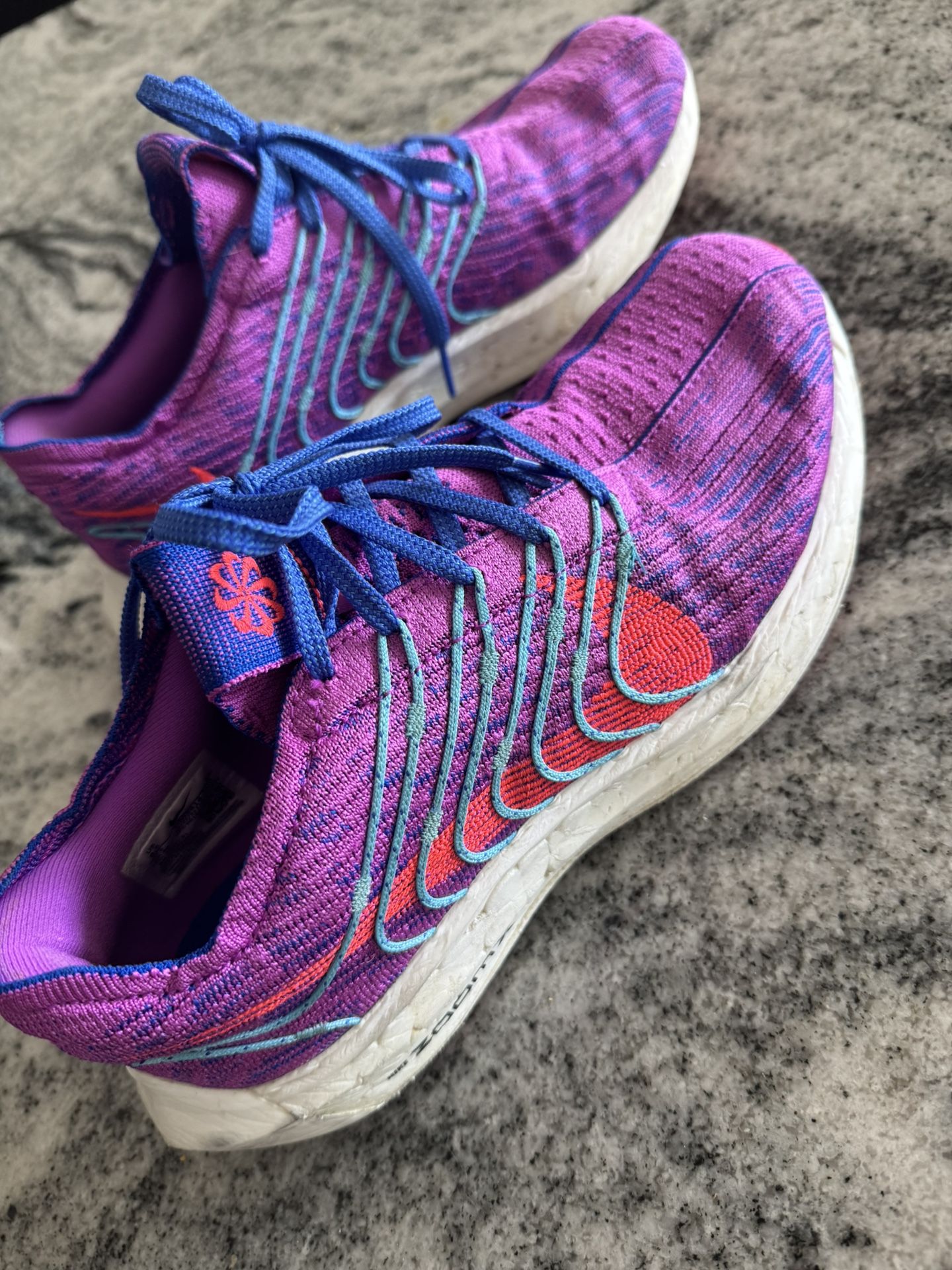 Womens - Nike Pegases sz 8.5