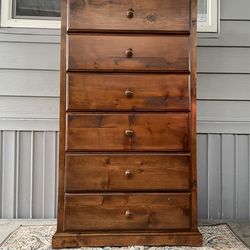 Solid wood tallboy dresser/ Cajonera alta de madera sólida