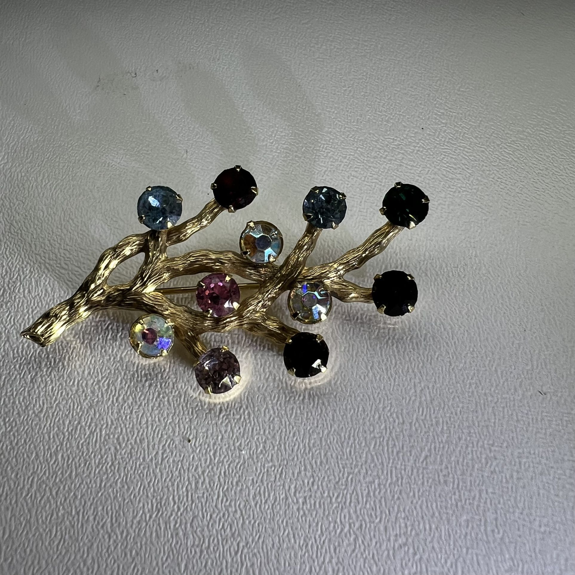 Vintage Van Dell 1/ 20. 12 k GR Crystal stones Brooch