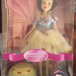 Brasskey Collectible Snow White Porcelain Dolls 2004 Edition . (Brand New Never Opened)