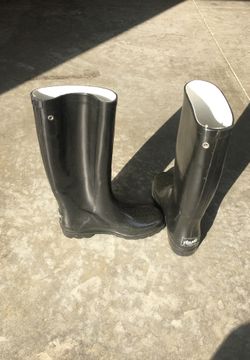 Women’s rain boots size 7