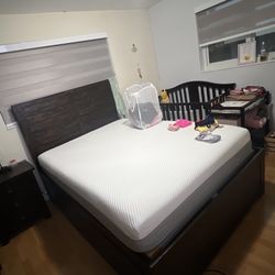 Queen Size Bed With Box Spring And Mattress Plus 4 Storage Drawers Underneath 
