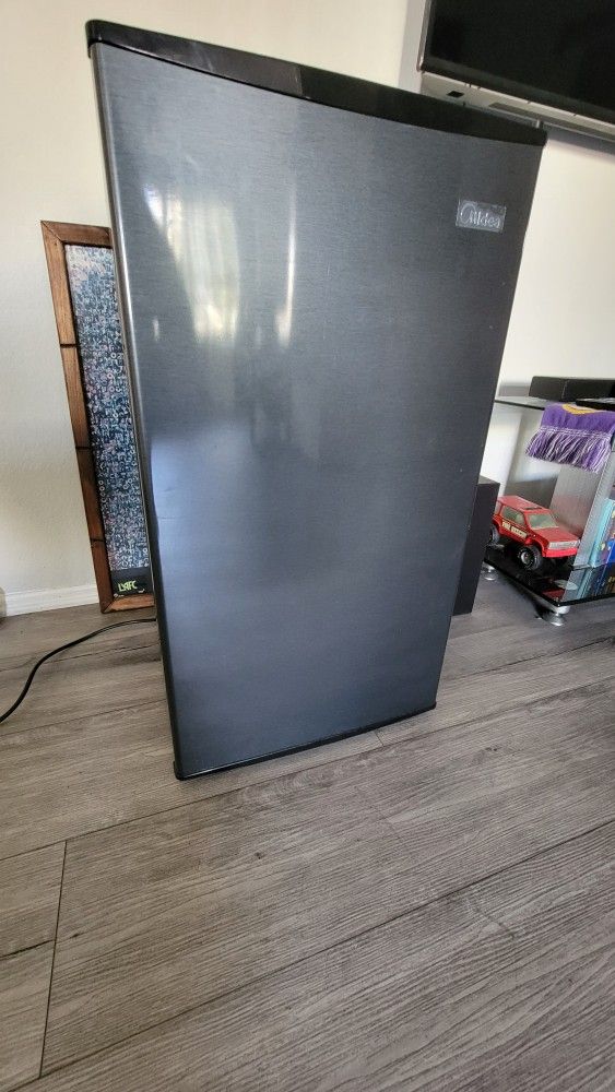 Midea Mini Fridge