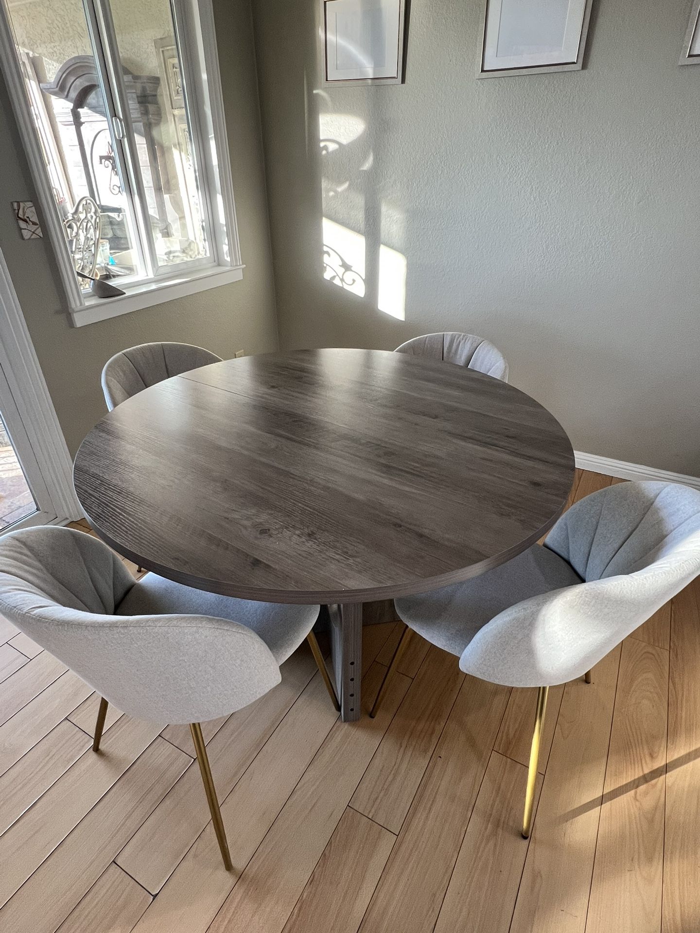 Modern Dining Table Set with 4 Elegant Chairs – Like New!