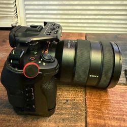 SONY A7 S iii 4k camera with lens G FE 4/24-105 with smallrig cage, charger