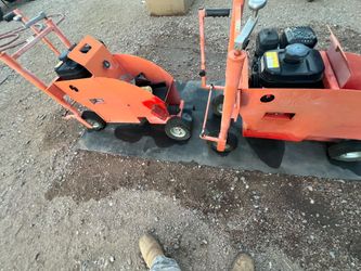 Concrete curb machine