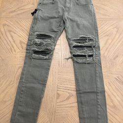 Men’s olive green skinny jeans. Featuring a modern distressed design, size 31 x 30.