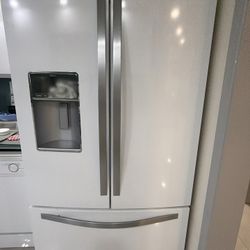 Whirlpool 29 Cu Ft French Door Refrigerator – Ice/Water – Large Capacity – Must Pick Up by Sunday 4/26  $425 OBO  Whirlpool French Door Refrigerator –