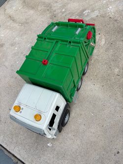 Garage truck toy