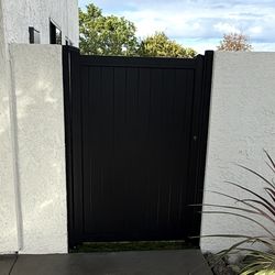 Aluminum gate door