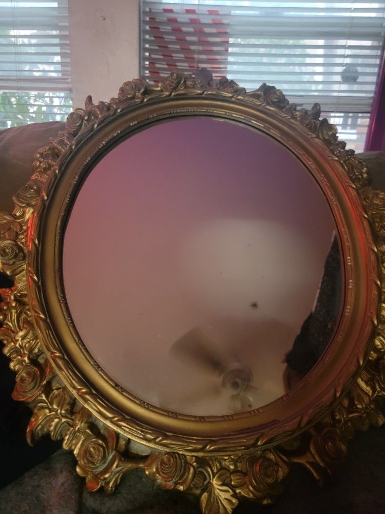 Vintage Ornate Round Wall Mirror – Antique Style
Selling a beautifully detailed vintage round mirror featuring an intricate, ornate frame with floral