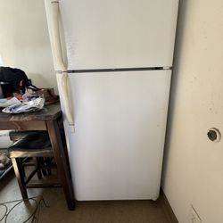 Top Freezer / Fridge (Frigidaire)