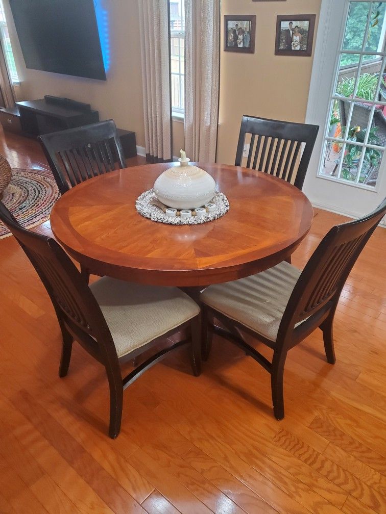 Dinning Table and 4 Chairs.