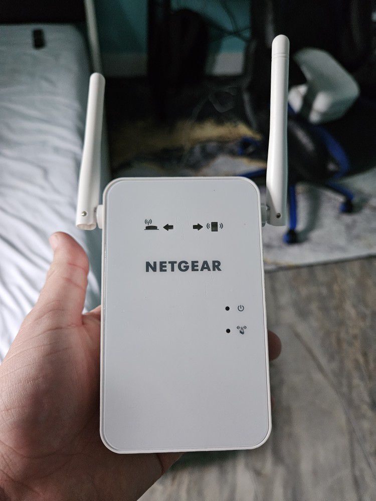 NETGEAR - AC1200 Dual-Band Wi-Fi
Range Extender - White