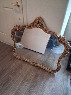 Well maintained classic 1950’s Italian Gilded Wall Mirror. Great conditon - 33"x38"