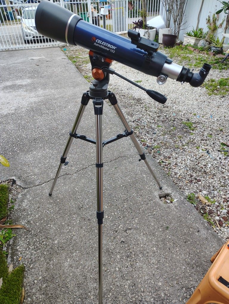 CELESTEON TELESCOPE LIKE NEW 250$$$