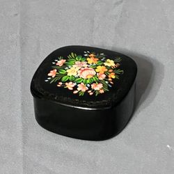 Vintage Russian Beriozka Lacquer Tin Floral Handpainted Gold Trim Trinket Box