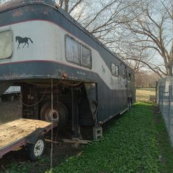 1987  elite 6 horse trailer with living quarters.
