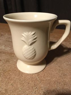VINTAGE HALLMARK COLLECTORS FOOTED PEDESTAL YELLOW PINEAPPLE CUP MUG