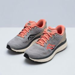 Saucony Women's Triumph 18 in the "Moonrock/Coral" colorway
