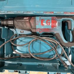 Makita (HR2641) 8 Amp 1 in. Corded SDS- Rotary Hammer Drill with Hard Case