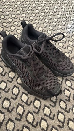 Court Shoes - Nike AirMax - men’s 8 - basketball shoes