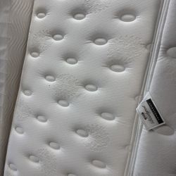 Beautyrest Twin Mattress & Box Spring - Excellent Condition- Retail: $599. (2 Available) 