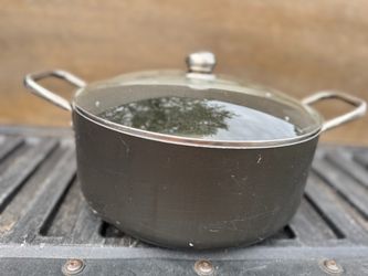 One large free pot - Teflon coating
