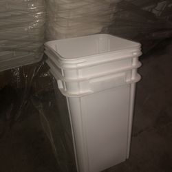 4 Gallon Square White Bucket