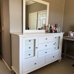 Dresser With Mirror 