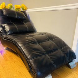 Dilleston Daybed with Faux Leather Upholstery and Quilting in Black