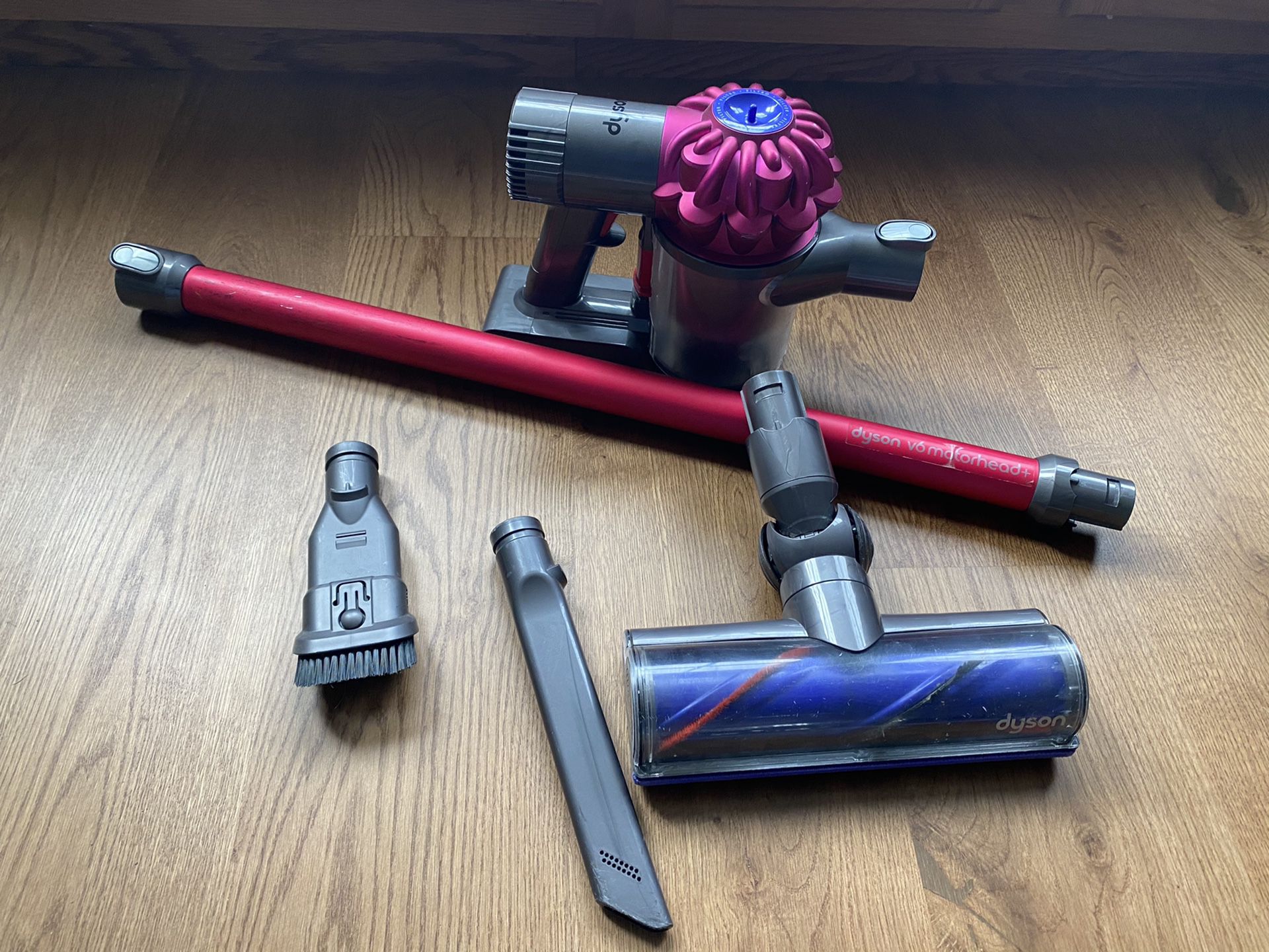 Dyson V6 Motorhead+ Plus Battery powered vacuum with accessories