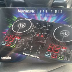 NUMARK PARTY MIX DJ CONTROLLER WITH BUILT IN LIGHT SHOW
