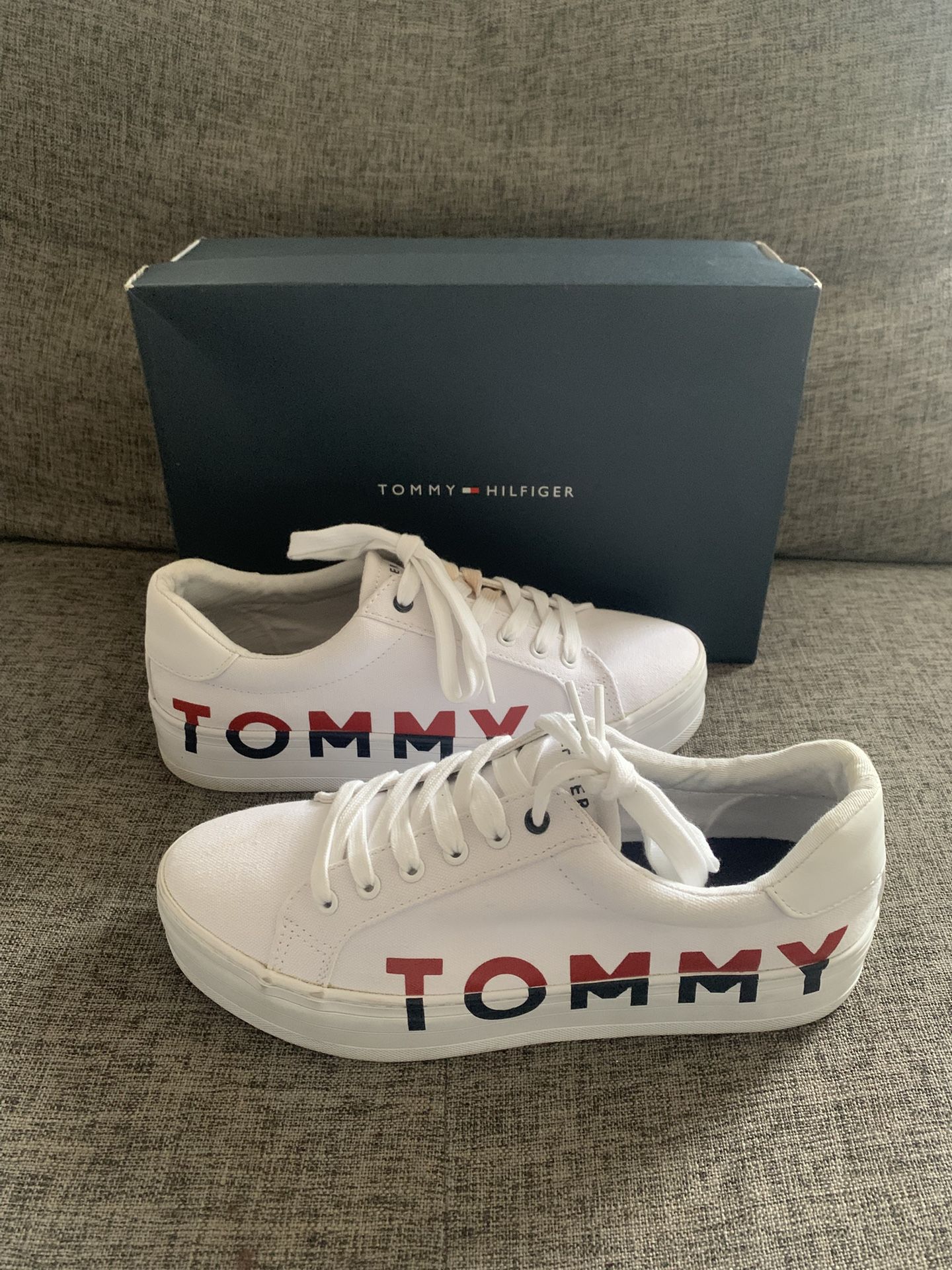 Tommy Hilfiger TWBLASEE Women's White Canvas Designer Sneakers size 8.5