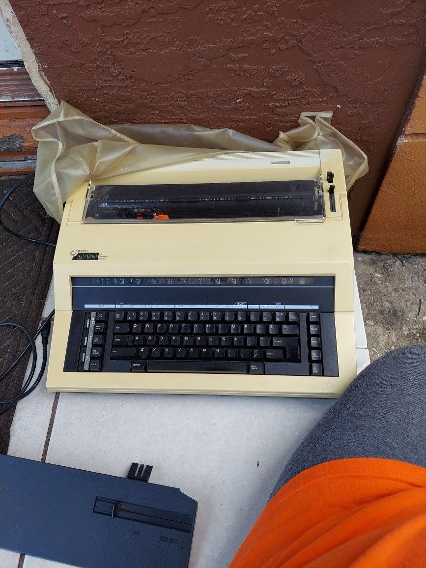 Electric typewriter