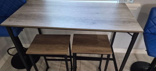 Rustic Hightop table with 2 barstools