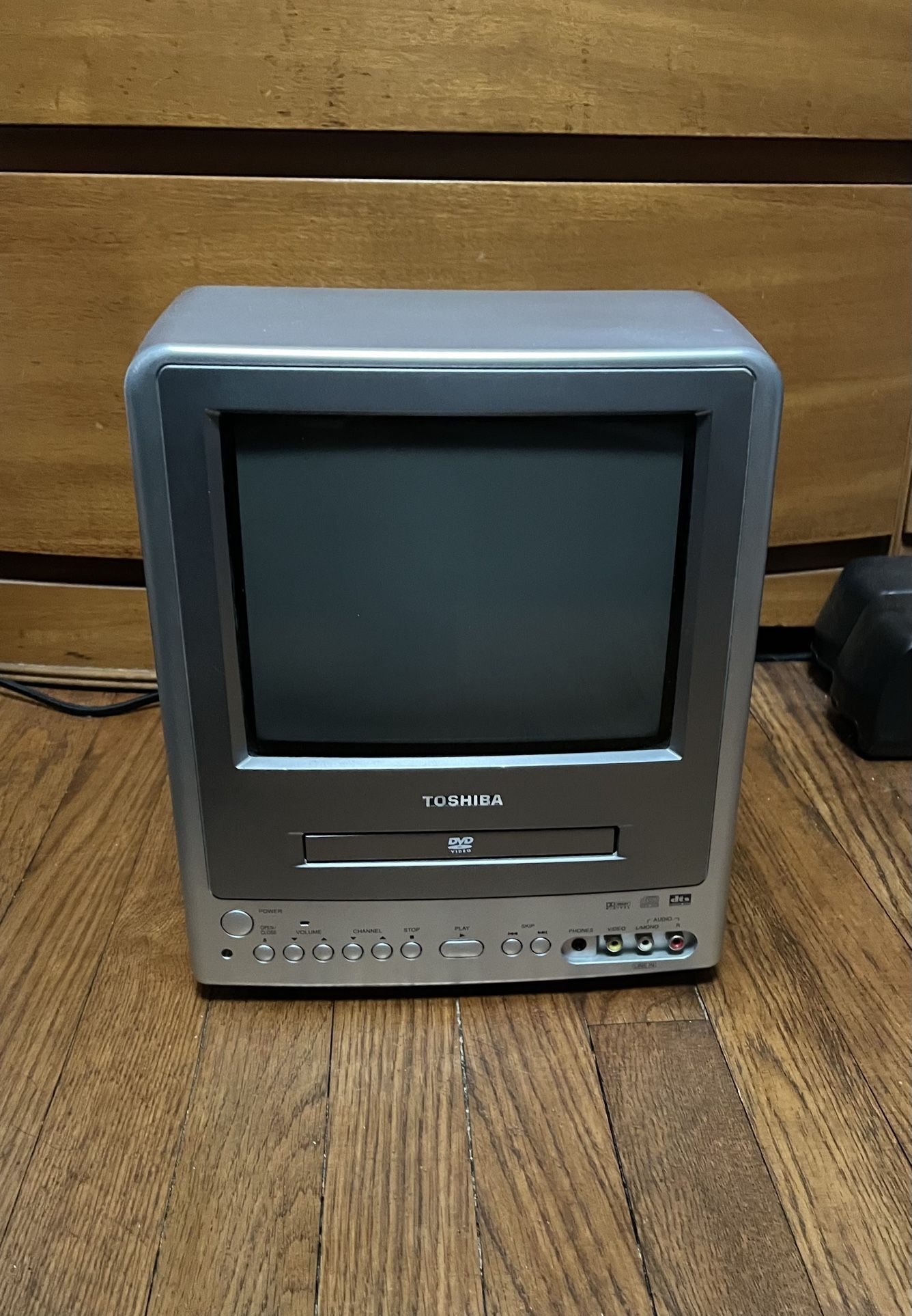 Toshiba MD9DP1 9" Portable CRT Stereo Television for Vintage Retro Gaming + DVD Player Built in 9 Inch
