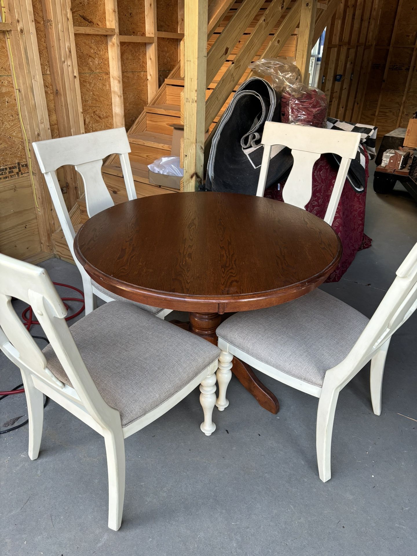 Round Table W 4 Chairs 