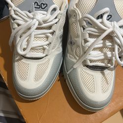 Lv arch light sneaker gray
