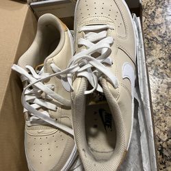 Womans sneakers size 8