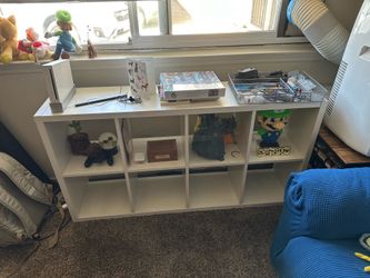 White Ikea bookshelf