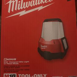 Milwaukee M18 2200 Lumens Radius LED Compact Site Light with Flood Mode (Tool-Only) New