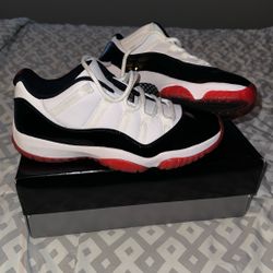 Air Jordan 11 Low Concord Bred