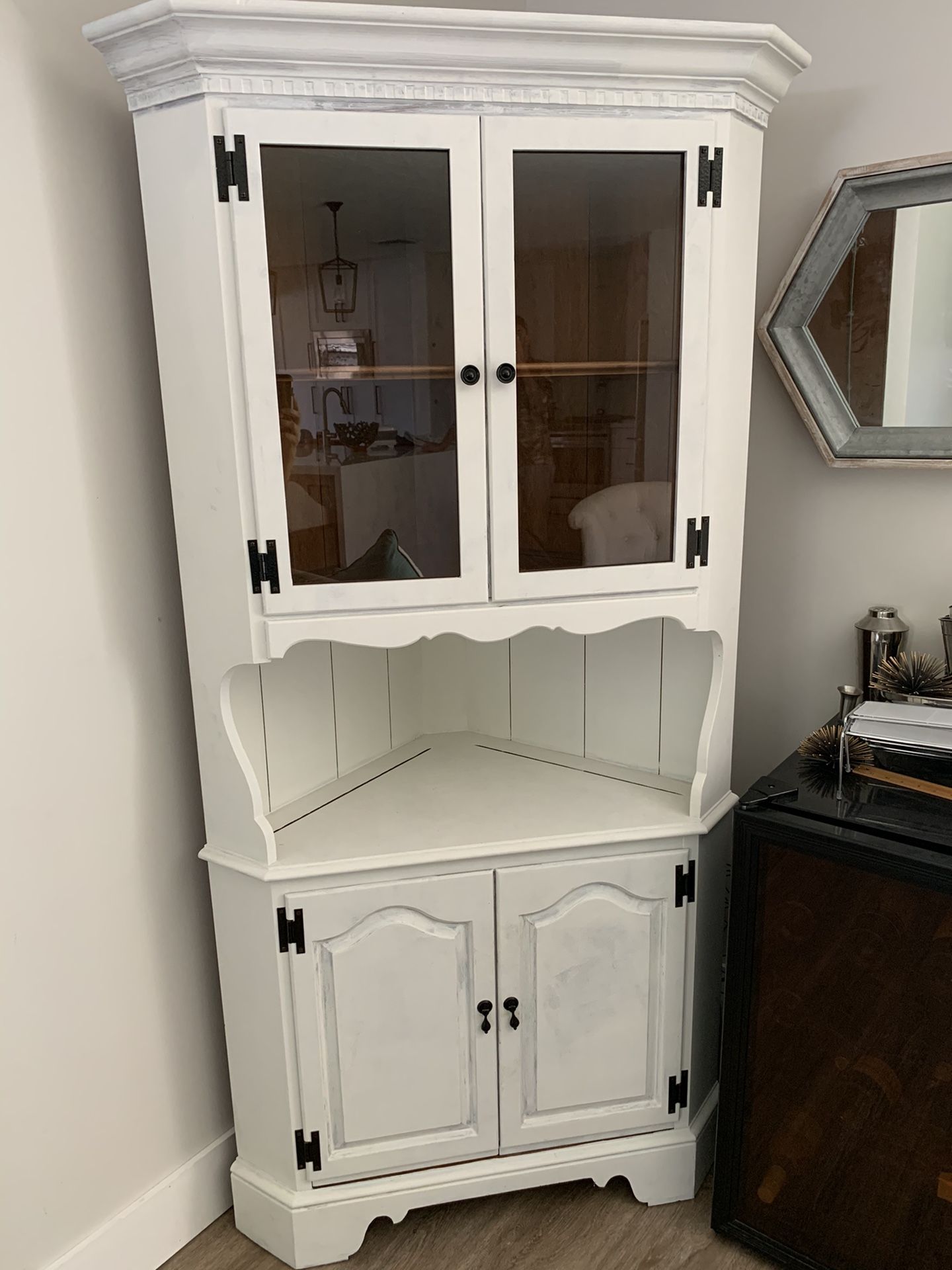 Vintage corner hutch/china cabinet for Sale in Miami, FL - OfferUp