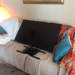 43" Toshiba 1080p TV w/ Wall Mount