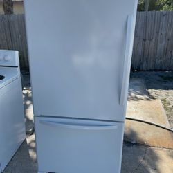 Kenmore Refrigerator Everything  Works Good....